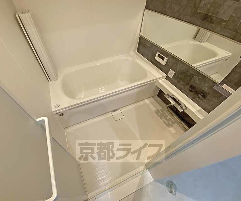 バス・シャワールーム　広々とした浴室です。