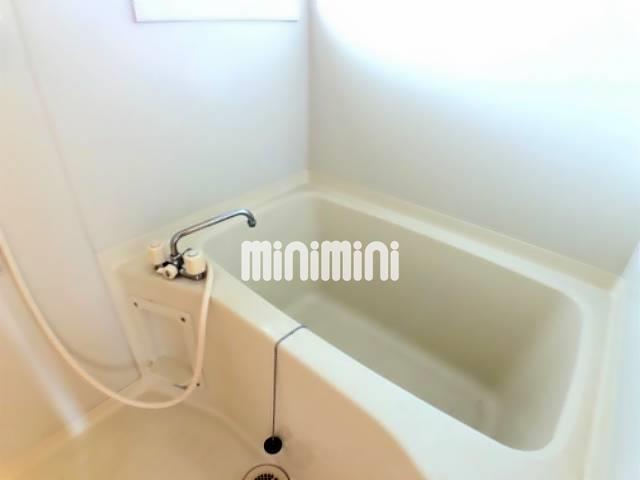 バス・シャワールーム　窓のあるお風呂です