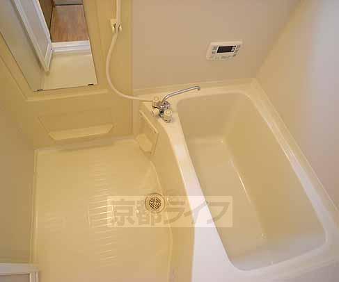 バス・シャワールーム　鏡が付いております。