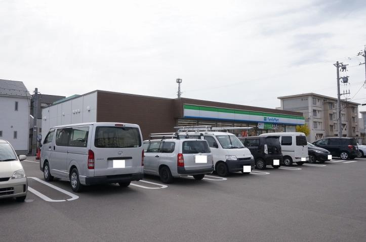 コンビニ　ファミリーマート（コンビニ）まで573m