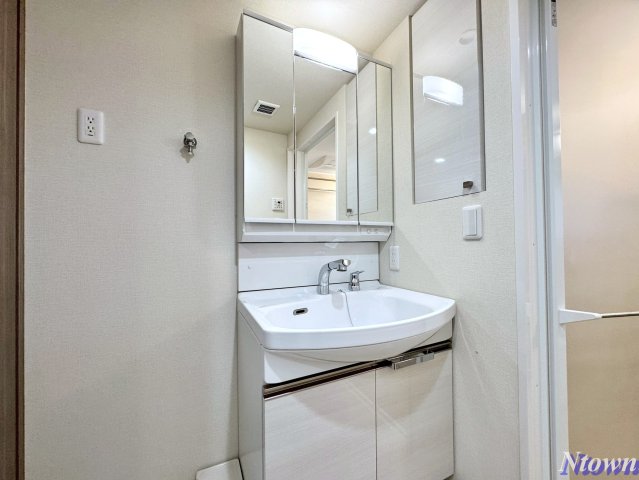 洗面設備　独立洗面化粧台が付いています