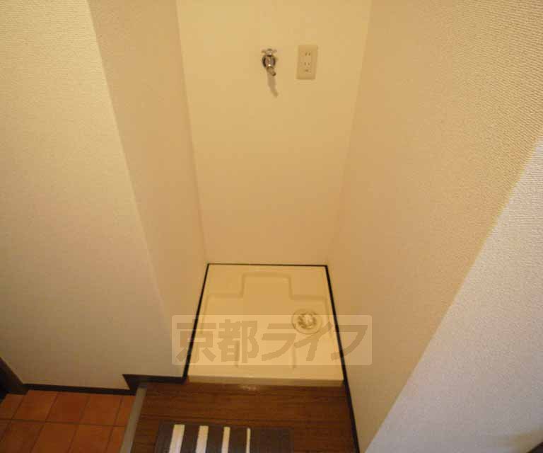 その他設備　玄関近くに洗濯機が設置可能です。