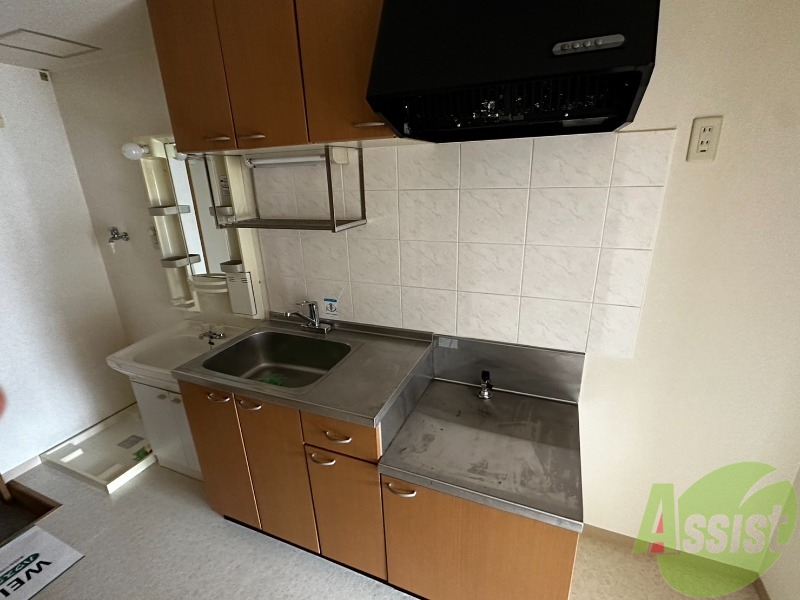 キッチン　こちらはキッチンになります。調理スペースもありますね。