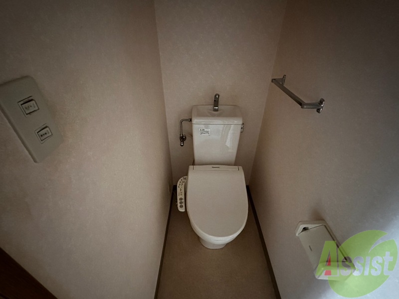 トイレ　こちらはトイレになります。ウォシュレット付きは嬉しですね。