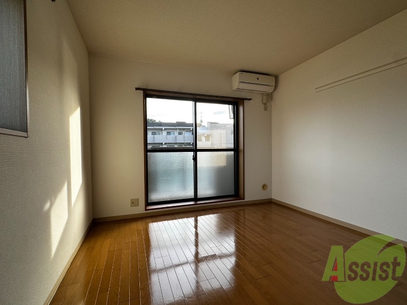 その他部屋・スペース　別角度からの洋室になります。窓が大きいですね。