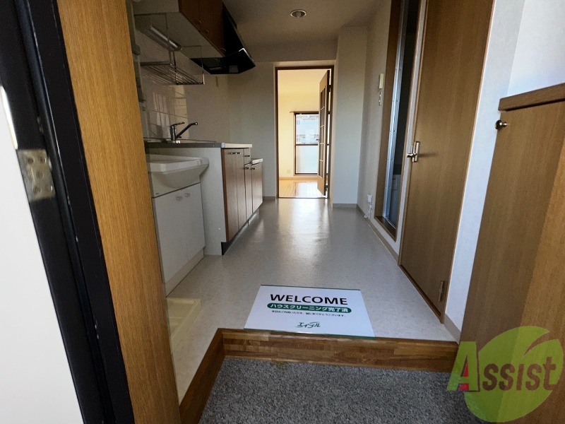 玄関　こちらは玄関になります。奥まで見通せますね。