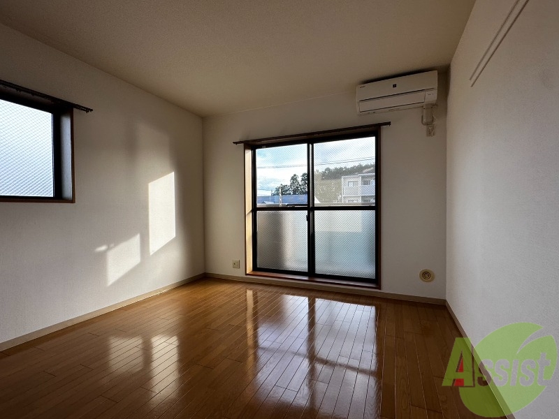 居室・リビング　こちらは洋室になります。奥行きのあるお部屋になっています。