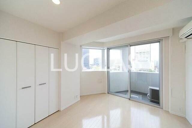 居室・リビング　木目調の床と白の壁紙で高級感のあるリビング