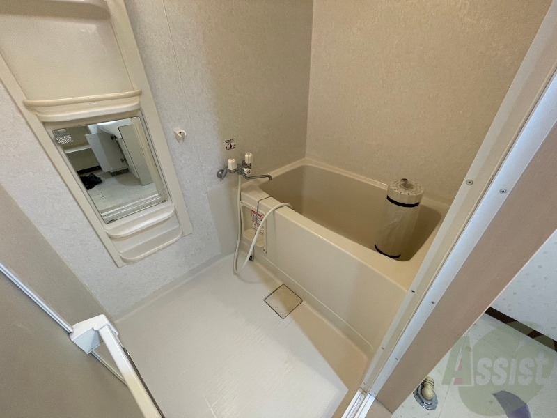 バス・シャワールーム　バスルームは狭すぎず、シャワーも浴びやすそうです。