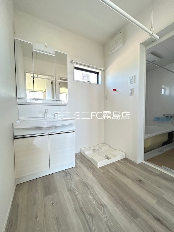 洗面設備　洗面化粧台（三面鏡タイプ）