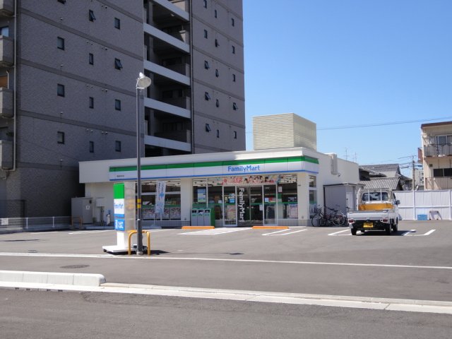 コンビニ　ファミリーマート　東雲本町店（コンビニ）まで200m