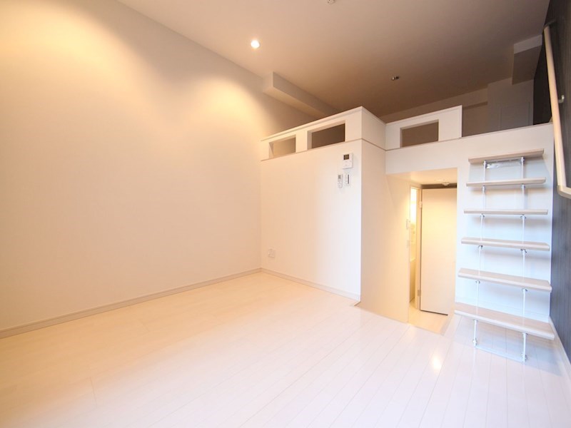 居室・リビング　洋室6.4帖　ロフト5.6帖（収納にも寝室にも使えます）