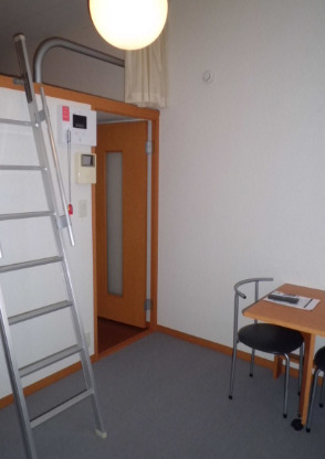 居室・リビング　１階はフローリング、２階はカーペットになります。