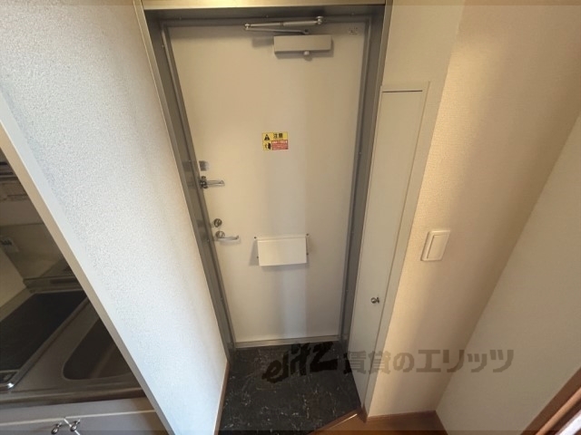 レオパレス三条東山の玄関写真