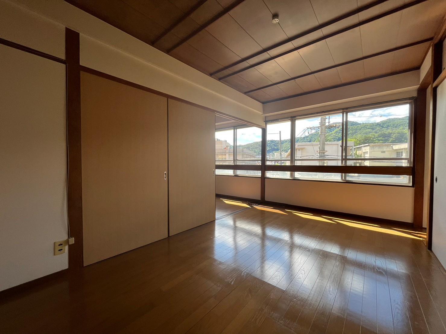 居室・リビング　大きな窓に面した風通しの良い洋室7.5帖です♪