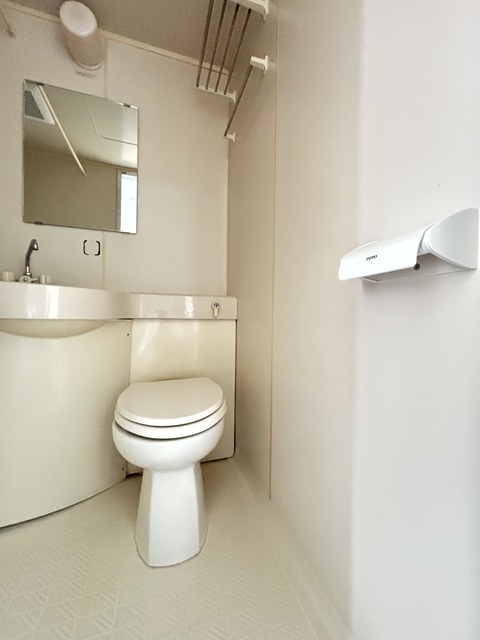 トイレ　白を基調とした空間で清潔感のあるトイレです♪