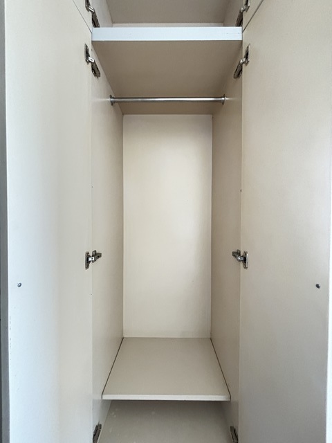 収納　ロングコート・ワンピースなどの収納も可能な縦長収納です！