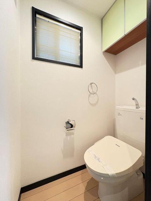 トイレ　窓付き・収納有り