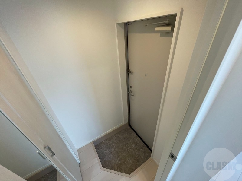 玄関　玄関には姿見付きのシューズラック