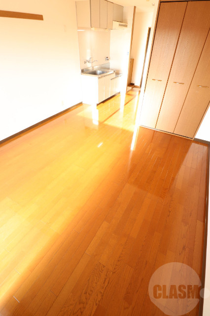 居室・リビング　約８帖の明るい洋室です