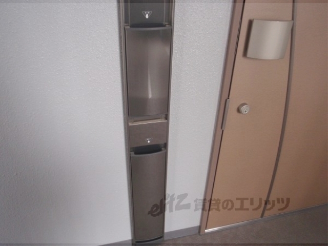 玄関　新聞受け、傘立て