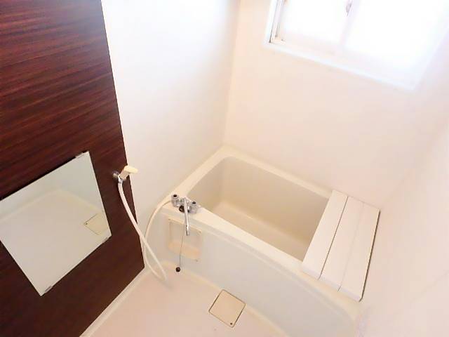 バス・シャワールーム　浴室にも窓がありますので換気できます