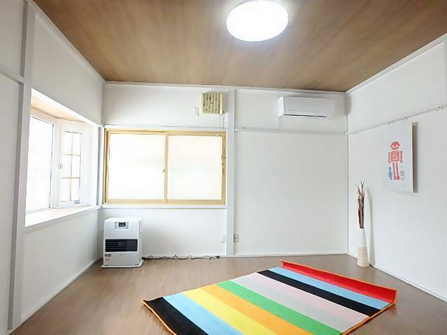 居室・リビング　大きな窓で室内が明るいですよ