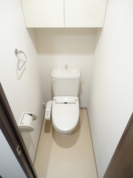 トイレ　落ち着いた色調のトイレです
