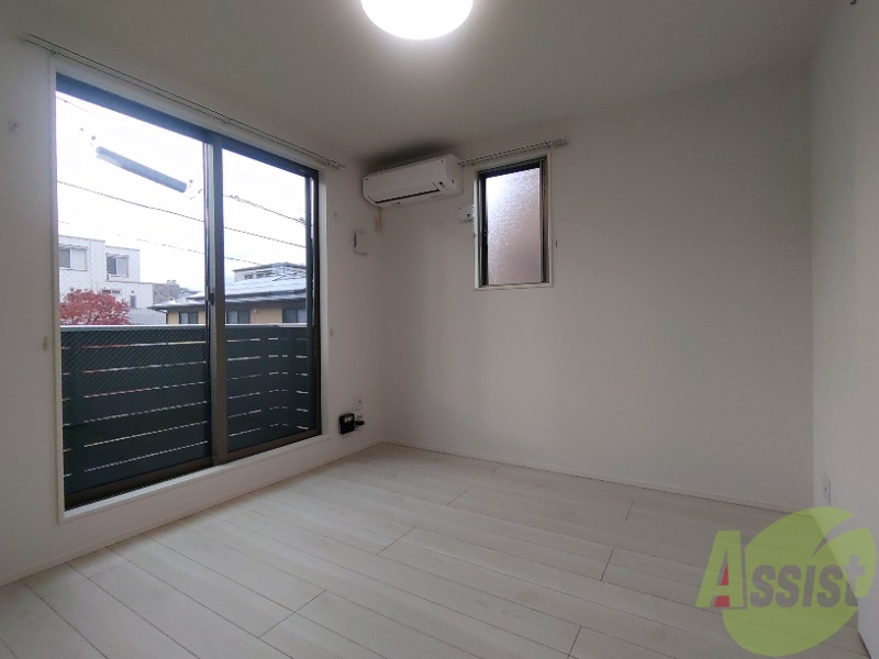 居室・リビング　広くきれいなリビングは明るい光も良く差します。