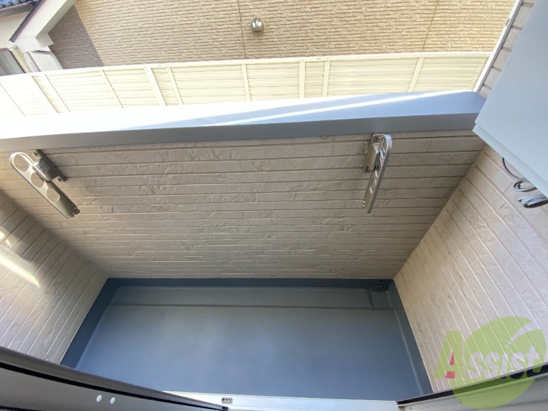 バルコニー　バルコニーになります。広々としていて洗濯物も楽ですね。