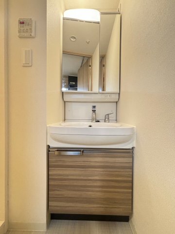 洗面設備　明るい洗面所です