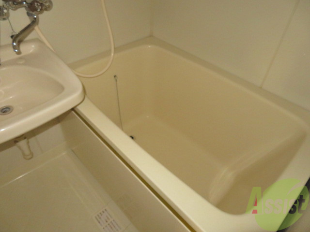 バス・シャワールーム　こちらはお風呂。一日の疲れをここで癒してください。