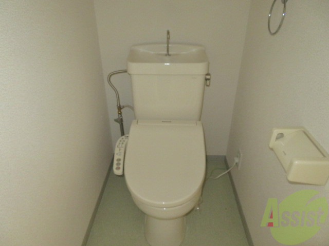 トイレ　ウォシュレット機能がついたトイレです。安心して使用できますね