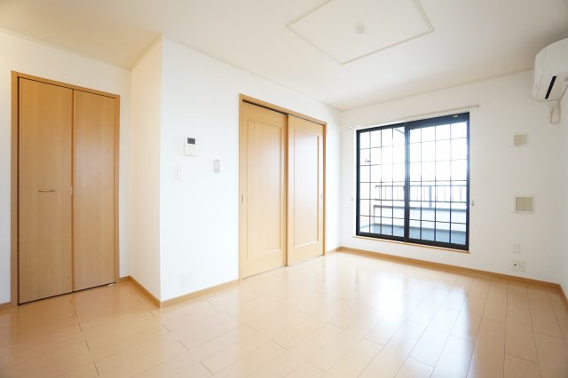 居室・リビング　※同物件・反転タイプの写真です。