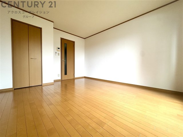 居室・リビング　南向きで明るい８帖の洋室です♪