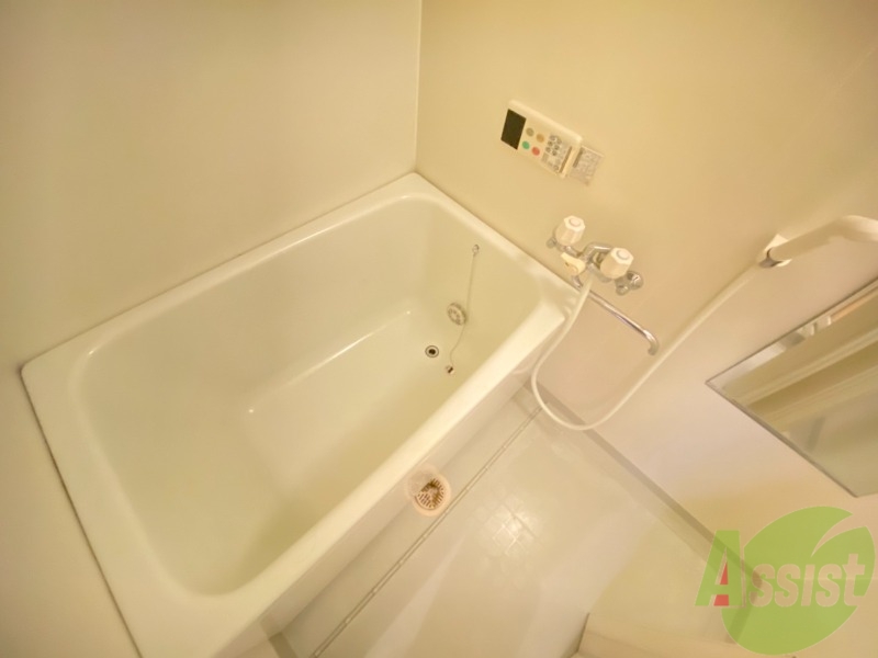 バス・シャワールーム　追い焚き機能が付いているのでいつでも温かいお風呂に入れますよ