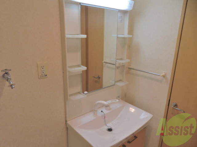 洗面設備　洗面台は独立洗面台です。毎日の身支度が楽しくなりそうですね。