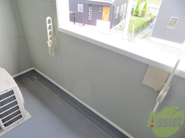 バルコニー　バルコニーは長さも幅も丁度いい広さですね。