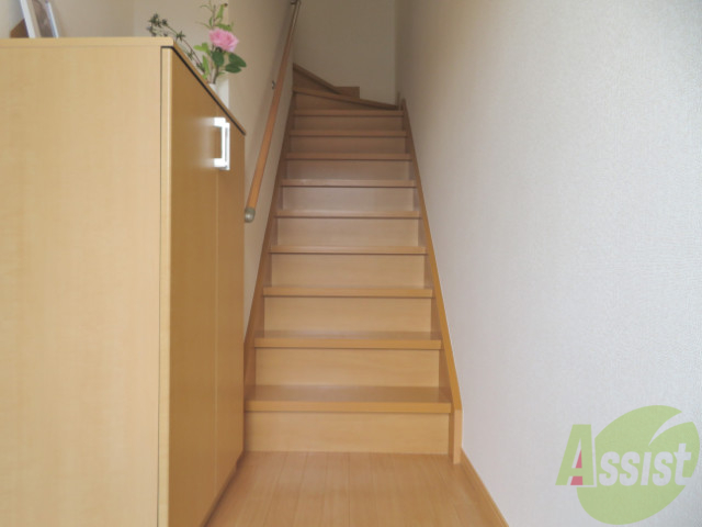 玄関　玄関から撮影しました。階段も急すぎないので上がりやすいですね