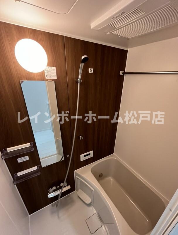 バス・シャワールーム　コンパクトで使いやすいお風呂です