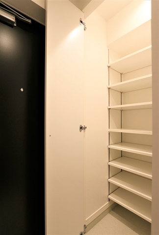 玄関　天井まであるシューズボックスで整理整頓が楽ですね