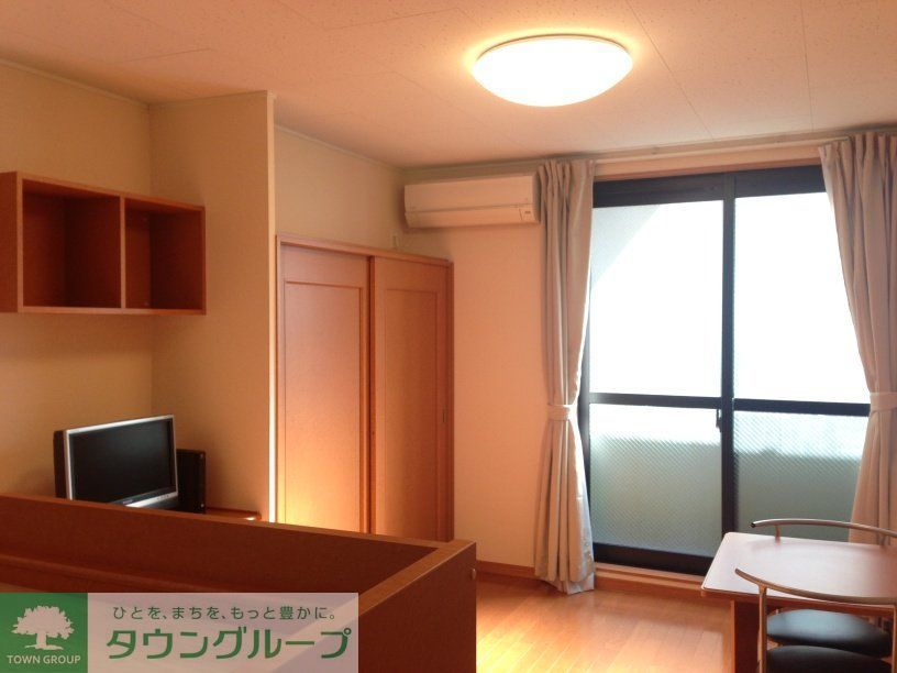 居室・リビング　ナチュラルな木目と白を基調とした室内