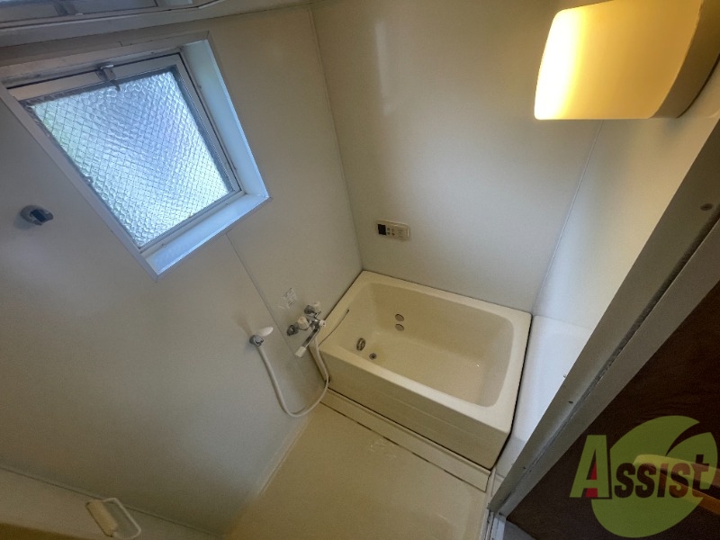 バス・シャワールーム　自動湯播機能付き浴室。窓もあります。