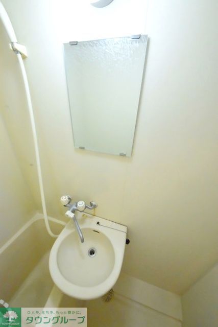 洗面設備　洗面台に鏡あります