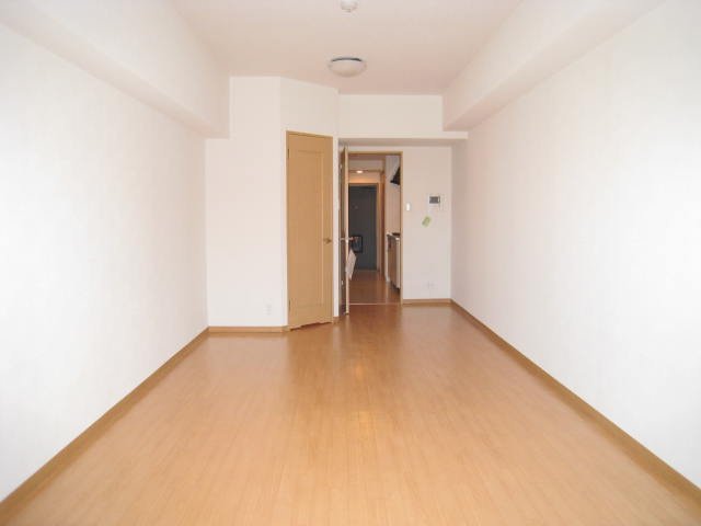 居室・リビング　同物件別号室のものです。