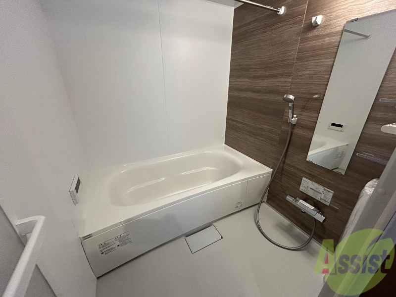 バス・シャワールーム　お風呂です。広々したバスでゆっくりくつろげます。