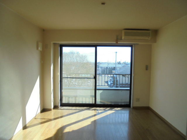 居室・リビング　305号室です