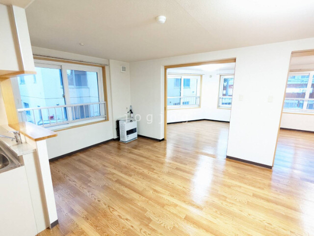 居室・リビング　洋室とリビングが隣り合った冷暖房効率の良い間取りです！