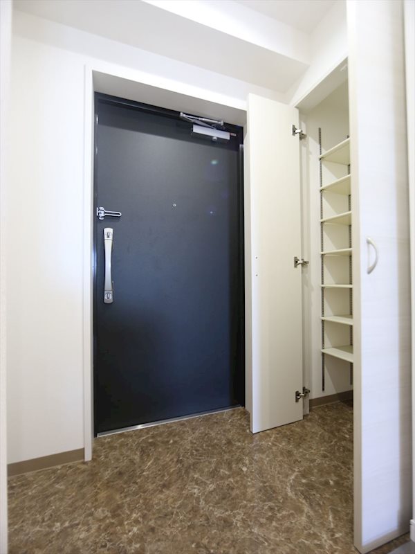 玄関　玄関　シューズボックス付