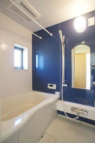 バス・シャワールーム　シャワー、追い炊き、浴室乾燥機付きの浴室。